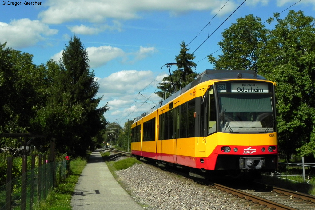 10.08.2011: Wagen 866 im neuen Versuchslook und mit AVG-Logo an der Front als S31 nach Odenheim kurz vor der Station Ubstadt-Uhlandstrae.