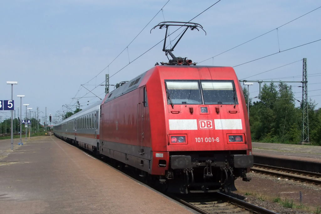 101 001-6 als Schublok hinter IC 2432 nach Norddeich-Mole bei der Ausfahrt in Emden 5.6.2011
