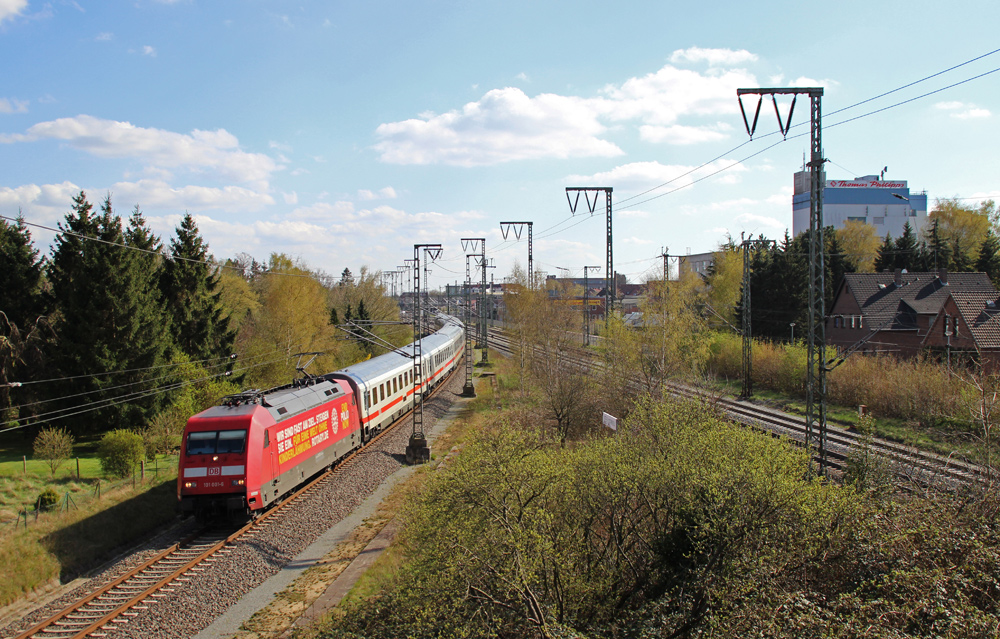 101 001-6 fuhr am 28.04.2013 mit dem IC 2435 von Emden Auenhafen nach Leipzig, hier in Leer.