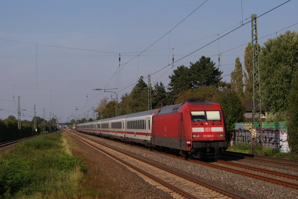101 001-6 mit einem InterCity bei der Durchfahrt durch Dsseldorf-Angermuns am 25.09.2011
