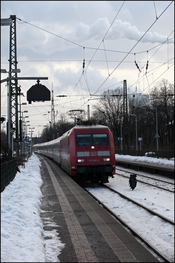 101 001 (9180 6101 001-6 D-DB) durchfhrt mit einem IC nach Norddeich-Mole den Haltepunkt Recklinghausen-Sd. (02.01.2011)