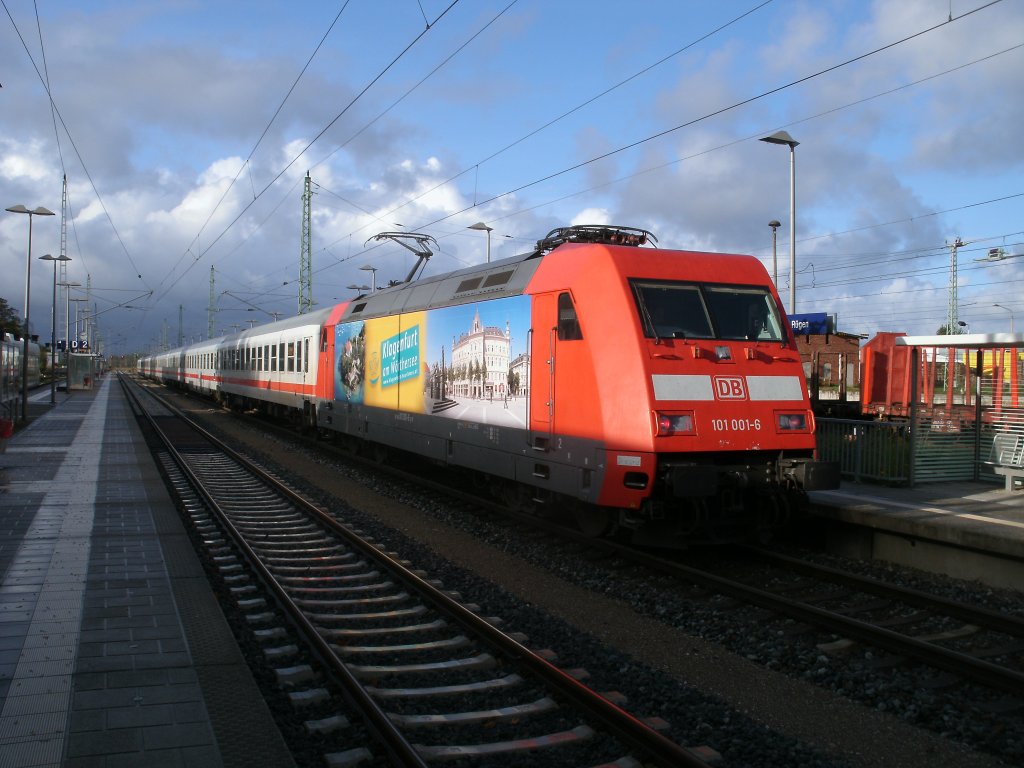 101 001 am Morgen,vom 08.Oktober 2011,mit dem IC 2356 Binz-Frankfurt Flughafen in Bergen/Rgen.Beim nchsten Halt in Stralsund mute ein Wagen ausgetauscht werden.