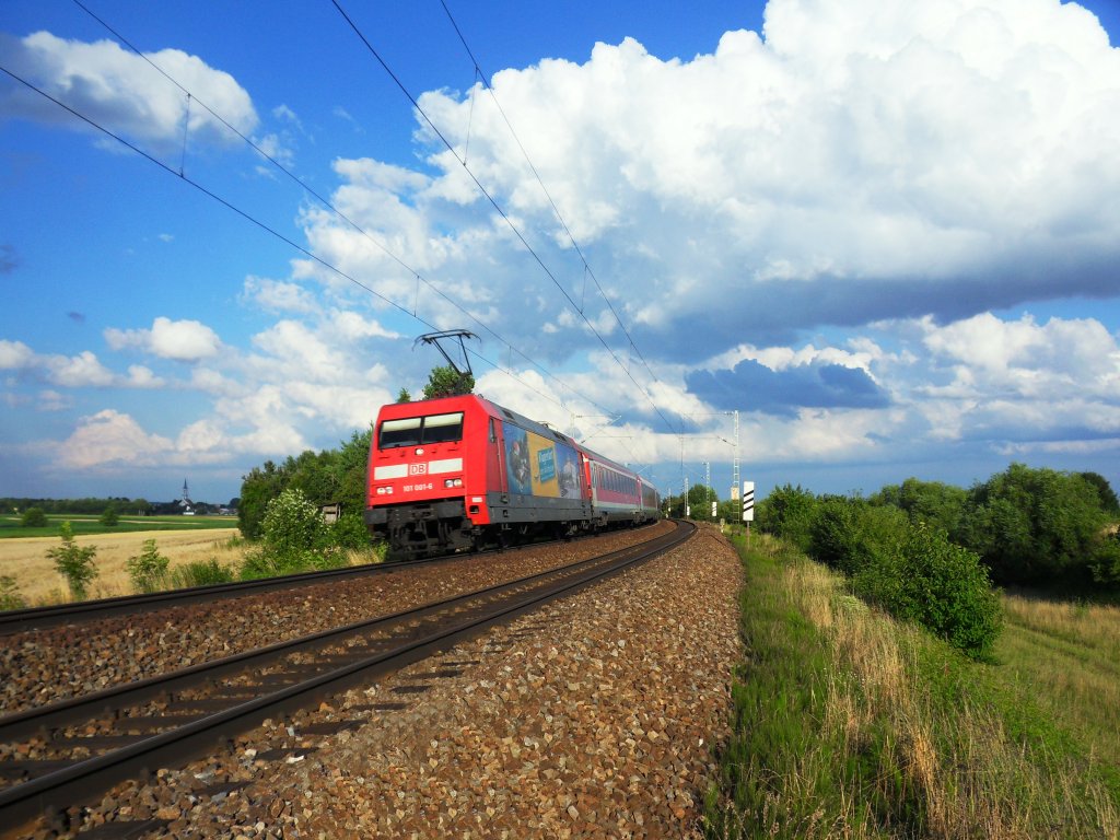 101 001 (Klagenfurt)legt sich am 11.07.2012 mit ihrem Mnchen-Nrnberg-Express kurz hinter Gaimersheim in die Kurve. 