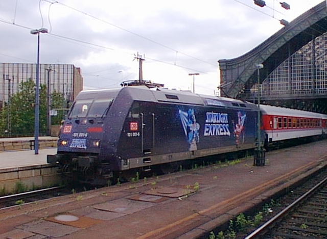 101 001 mit Werbung fr den Starlight Express am 16. Juni 1998 in Kln Hbf.