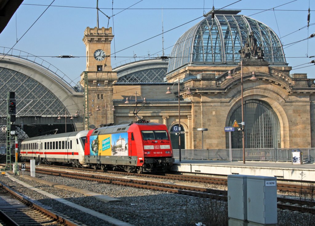 101 001 mit der Werbung  Klagenfurt am Wrthersee  am Zugschluss bei der Einfahrt in Dresden Hbf Sdhalle, 3.2.012. Ich vermute mal, dass das ein Ersatzzug fr ICE1744 Dresden - Oldenburg war.