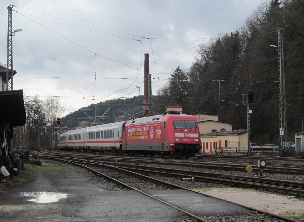 101 001 zieht am 02. Februar 2013 den IC 2208 durch Kronach.