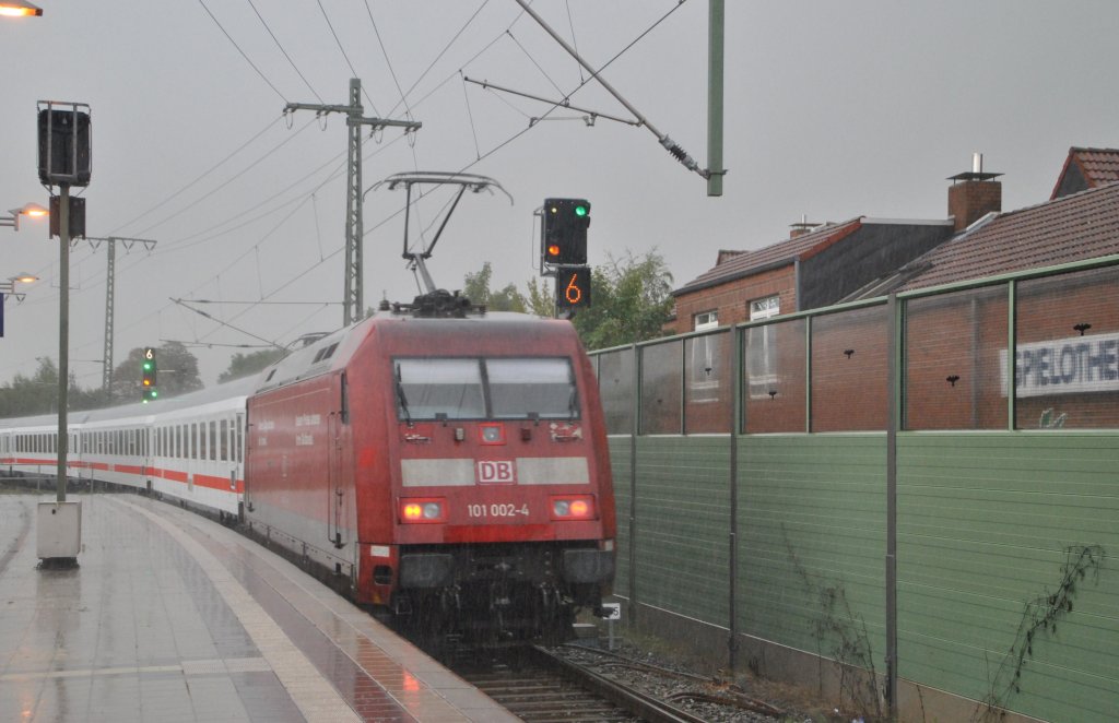 101 002-4 in Lehrte, bei strmenden Regen am 02.09.2010