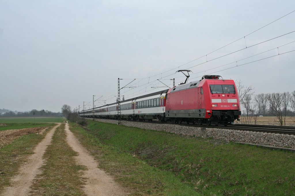 101 002-4 mit dem EC 2 am 07.03.13 bei Hgelheim.
Viele Gre an das Lokpersonal!