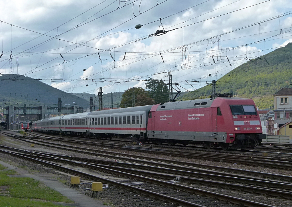101 002-4 ist mit dem IC 2055 Saarbr�cken - Heidelberg am 18.09.2012 in Neustadt (Weinstra�e)