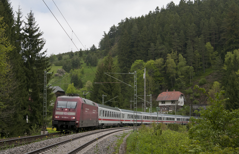 101 002-4 mit IC 2370  Schwarzwald  (Konstanz - Hamburg Hbf) am 22. Mai 2010 bei Nubach.