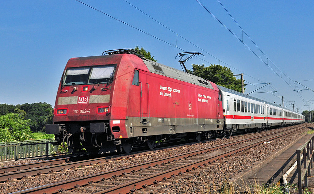 101 002-4 zieht IC von Bonn kommend, kurz vor Bf Brhl - 08.07.2010