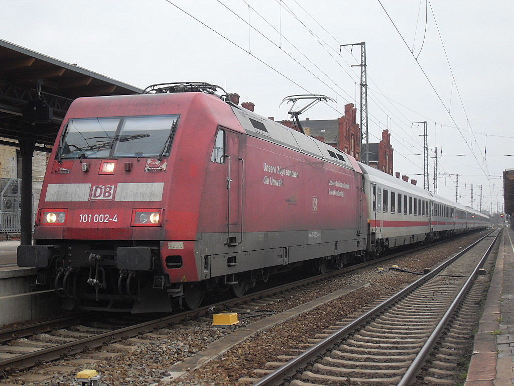 101 002 fuhr am 06.04.2012 mit dem IC 140 in Stendal ein.