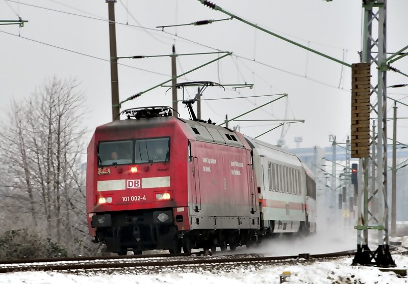 101 002 kommt bei winterlichen Wetter aus Binz nach Stralsund am 06.01.2010