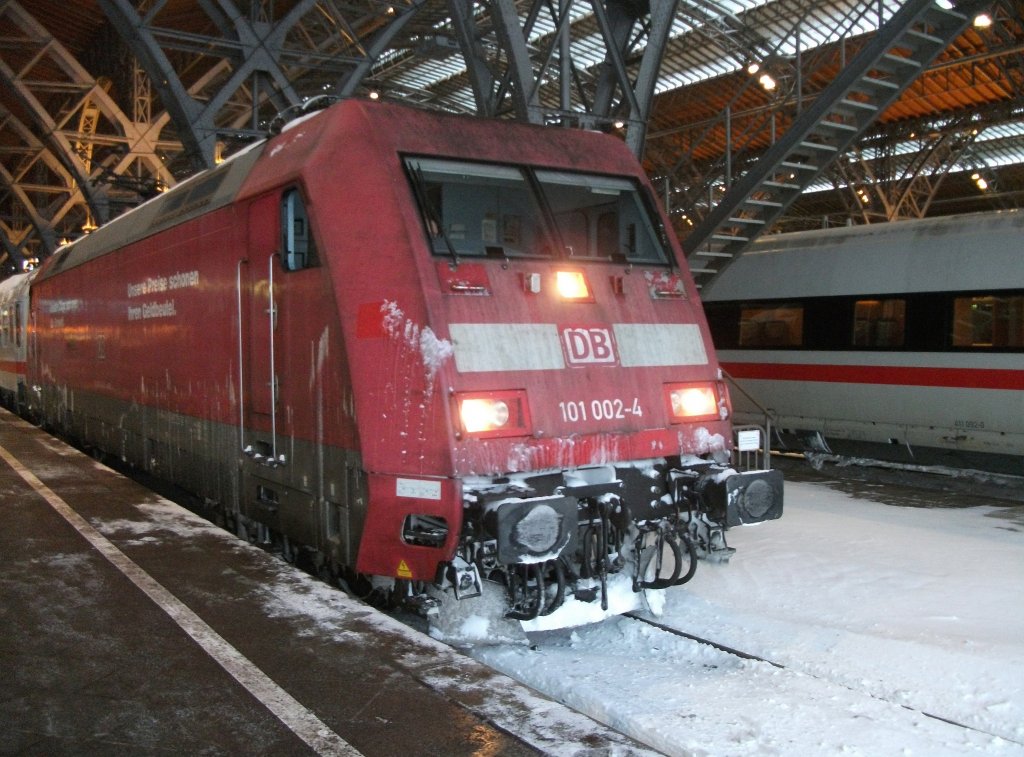 101 002 stand am 26.12.10 it dem IC 1952 nach Kln Hbf, im Leipziger Hbf.
