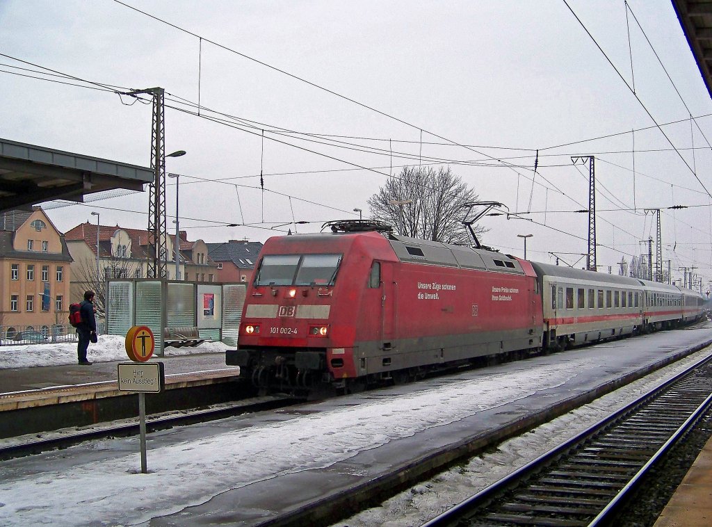 101 002 ( Unsere Z�ge schonen die Umwelt. Unsere Preise schonen Ihren Geldbeutel. ) mit IC2353 in Weimar, 19.2.010.