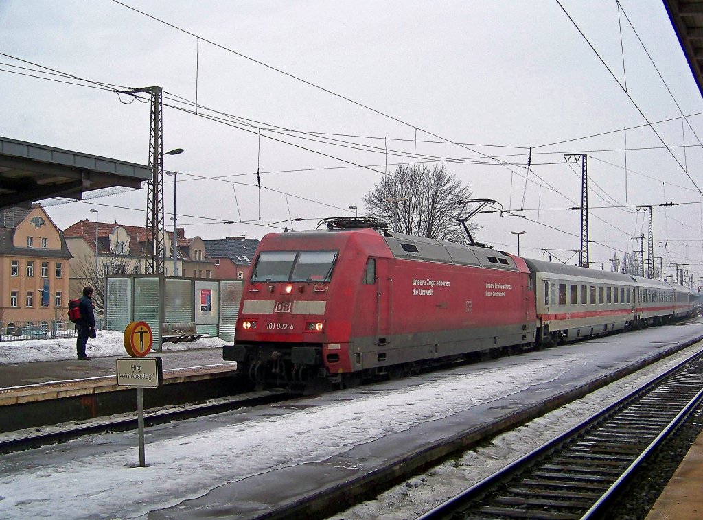 101 002 ( Unsere Zge schonen die Umwelt. Unsere Preise schonen Ihren Geldbeutel. ) mit IC2353 in Weimar, 19.2.010.