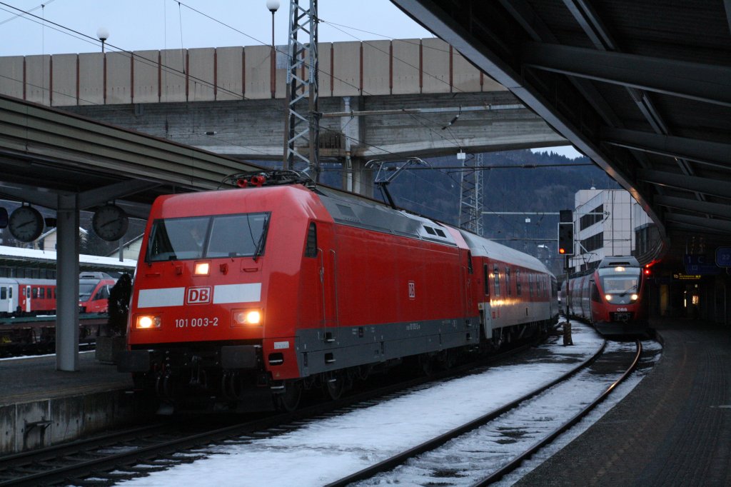 101 003-2 ist am 8.1.2011 mit einem Skisonderzug/Autoreisezug nach Bozen/Sdtirol unterwegs. Fotografiert in Kufstein