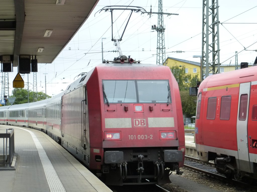 101 003-2 fhrt hier gerade mit einem IC Richtung Karlsruhe aus, Nrnberg Hbf am 23.Juni 2013.