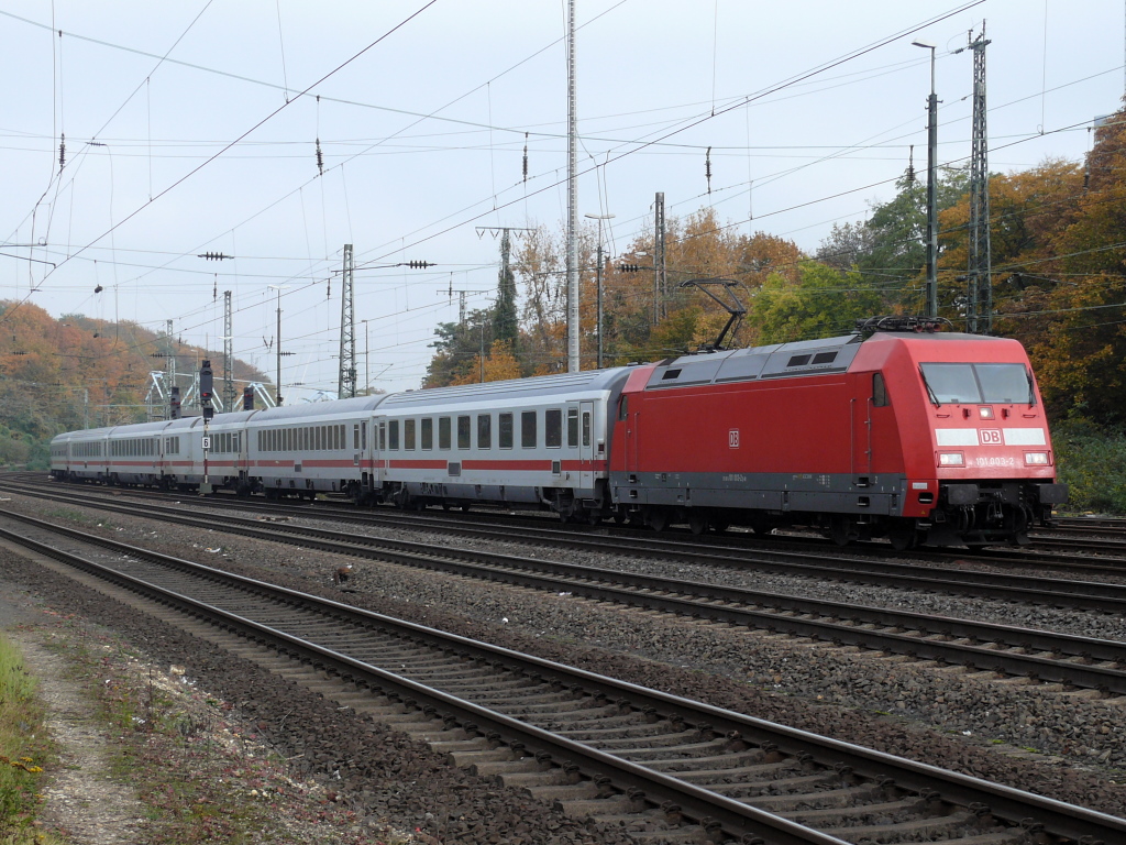 101 003-2 mit dem IC 2023 (Hamburg-Frankfurt(M)). Kln-West, 31.10.2011.