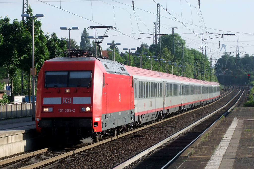 101 003-2 mit IC 119 nach Innsbruck bei der Einfahrt in Recklinghausen 2.6.2012