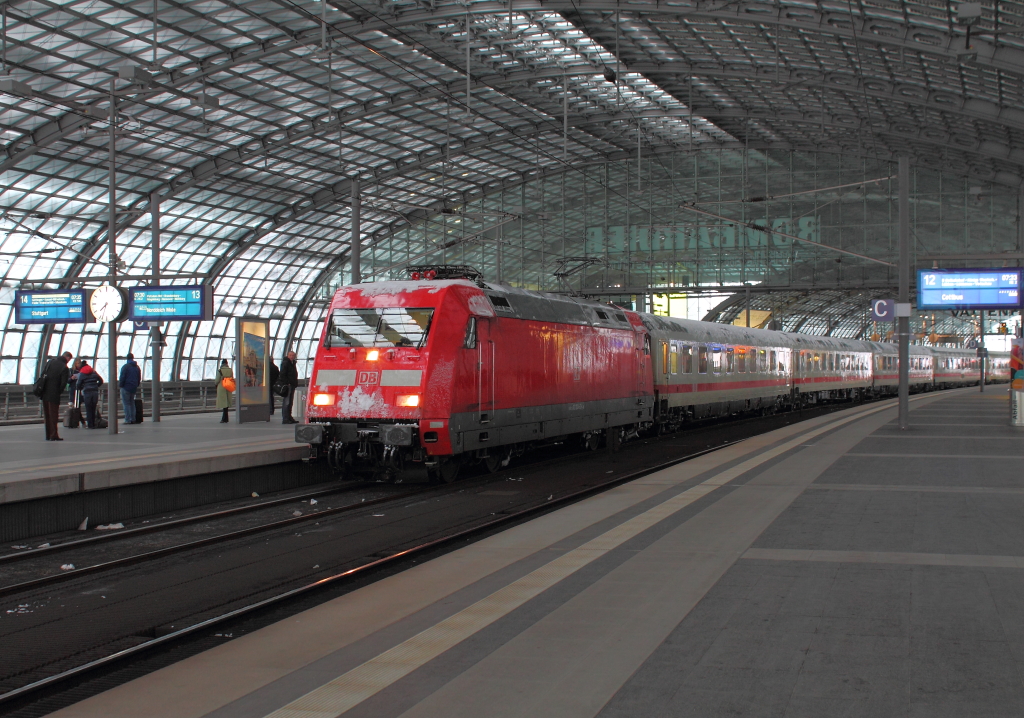 101 004-0 mit dem IC 2432 von Berlin Ostbahnhof nach Norddeich Mole am 19.03.2013 beim Halt in Berlin Hbf.