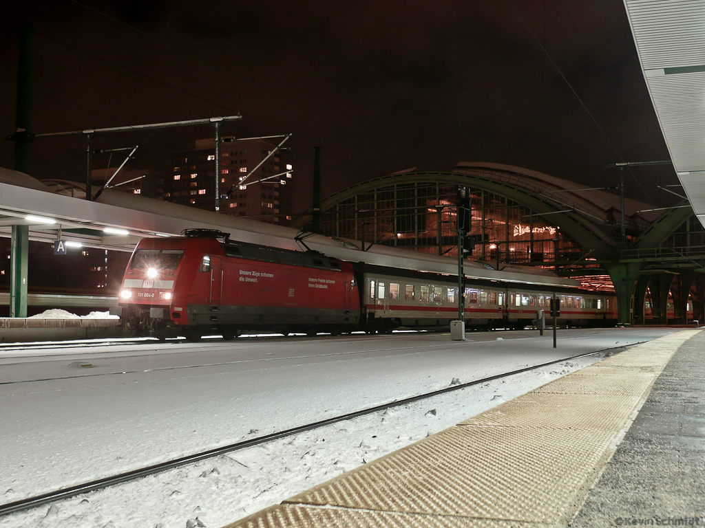 101 004-0 steht abends mit dem IC 2242 nach Münster (Westf) Hbf auf Gleis 6 im Berliner Ostbahnhof bereit. (10.12.2010)