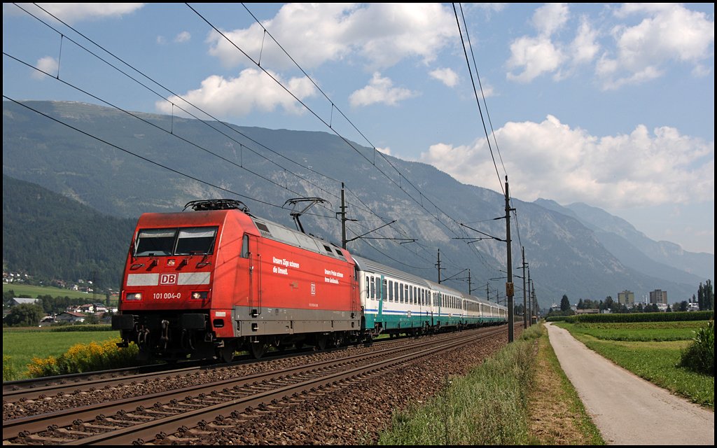 101 004 (9180 6101 004-0) rauscht mit dem EC 85 „Michelangelo“ durch das Inntal. (07.08.2009)