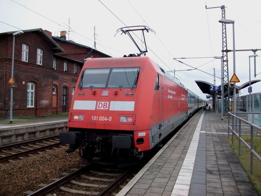 101 004 am 13.November 2010 als Schiebelok in Velgast.