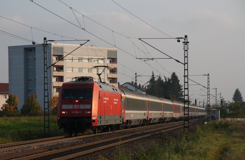 101 004 mit EC 6 von Chur nach Hamburg-Altona.Aufgenommen am 18.10.10 in Lampertheim.