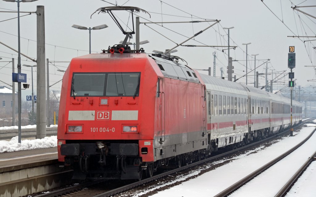 101 004 war am 29.03.13 als Schublok am IC 2356 eingeteilt. Hier verlsst sie mit dem IC Bitterfeld Richtung Delitzsch.