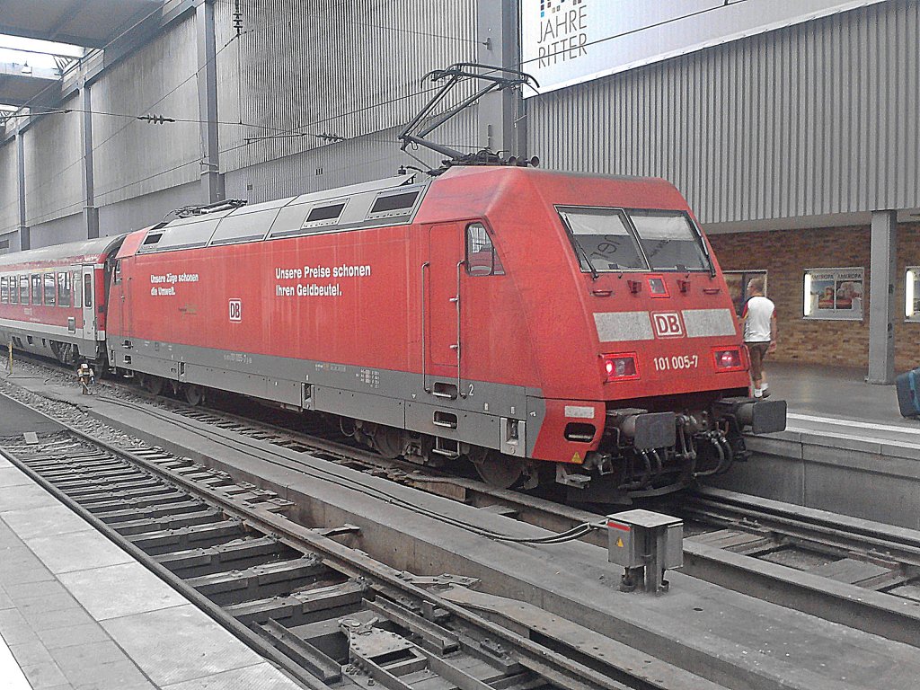 101 005-7 am 09.06.2012 mit einem Mnchen-Nrnberg-Express im Hauptbahnhof von Mnchen.
