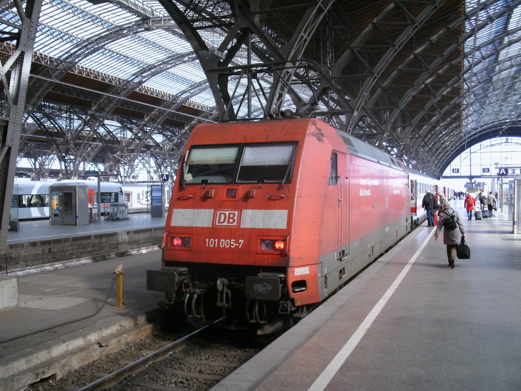 101 005 kam,am 26.Mrz 2012,mit einem IC nach Leipzig.