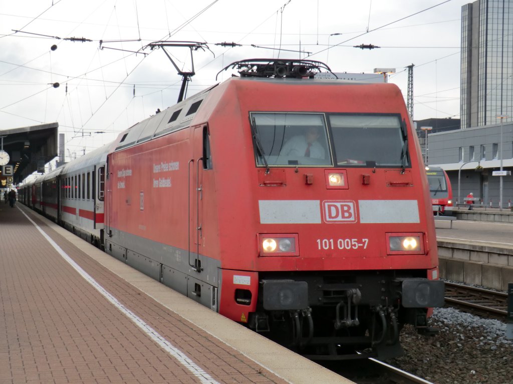 101-005 steht am 5.8.10 mit dem IC 2013 nach Oberstdorf in Dortmund Hbf.