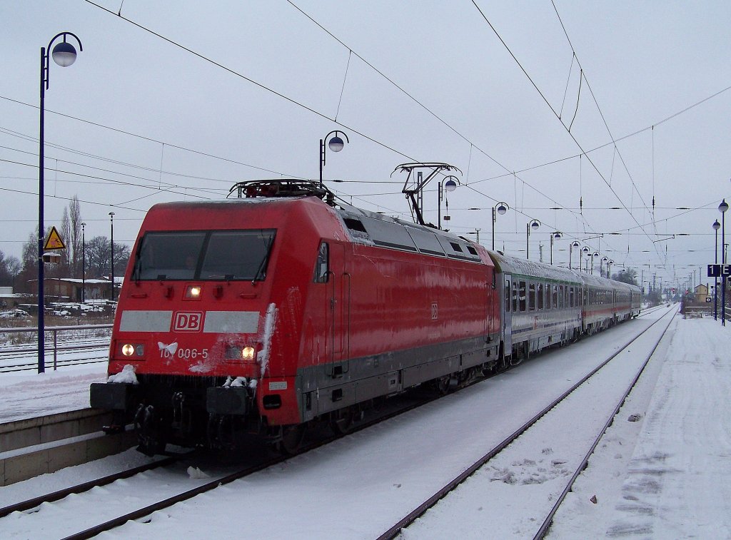101 006-5 mit dem EC 341  Wawel  (Berlin Hbf -> Krakow Glowny) bei der Einfahrt in den Bahnhof von Lbbenau/Spreewald. 01.01.2010
