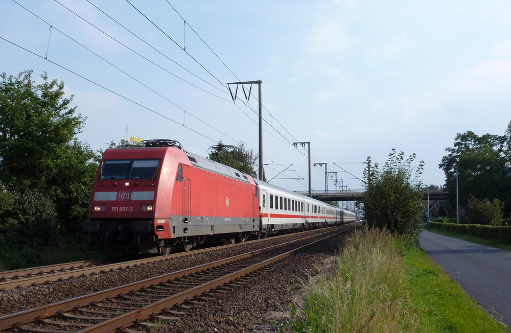 101 007-3 fuhr am 17.08.2012 mit dem IC 135 von Luxemburg nach Norddeich Mole, hier in Leer.