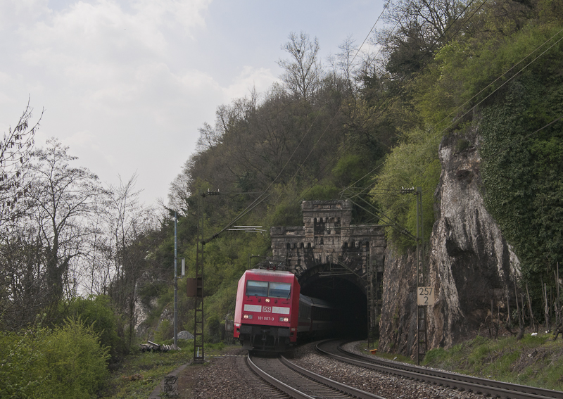 101 007-3 mit EC 101 (Hamburg Altona - Chur) am 18. April 2010 bei Istein.