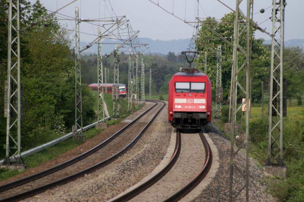 101 007-3 schiebt den EC 390 nach Frankfurt, aufgenommen am 29.04.2011 bei bersee