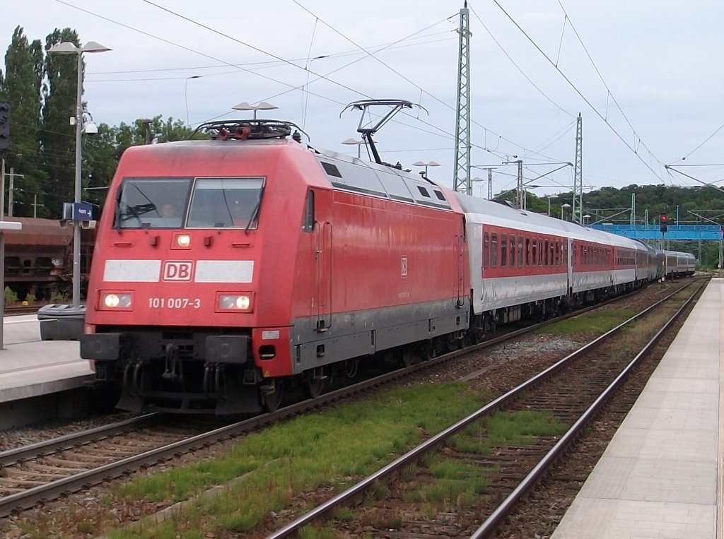101 007 durfte am 24.Juli 2010,den nur Sonnabends fahrenden CNL 1258,Binz-Zrich HB bespannen.Am Abend hielt Dieser in Bergen/Rgen.