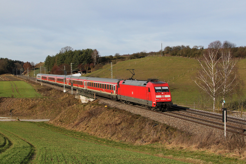 101 007 mit RE 4011 am 31.12.2012 bei Fahlenbach.