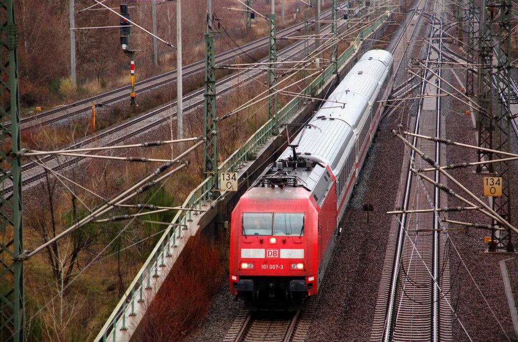 101 007 zieht am 06.12.09 IC 2356 durch Holzweissig Richtung Halle(S).