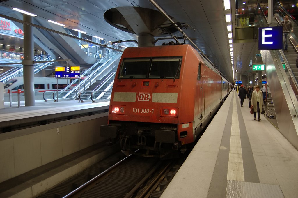 101 008-1 als IC 2150 nach Eisenach im Berliner Hbf.(tief). 29.04.2010