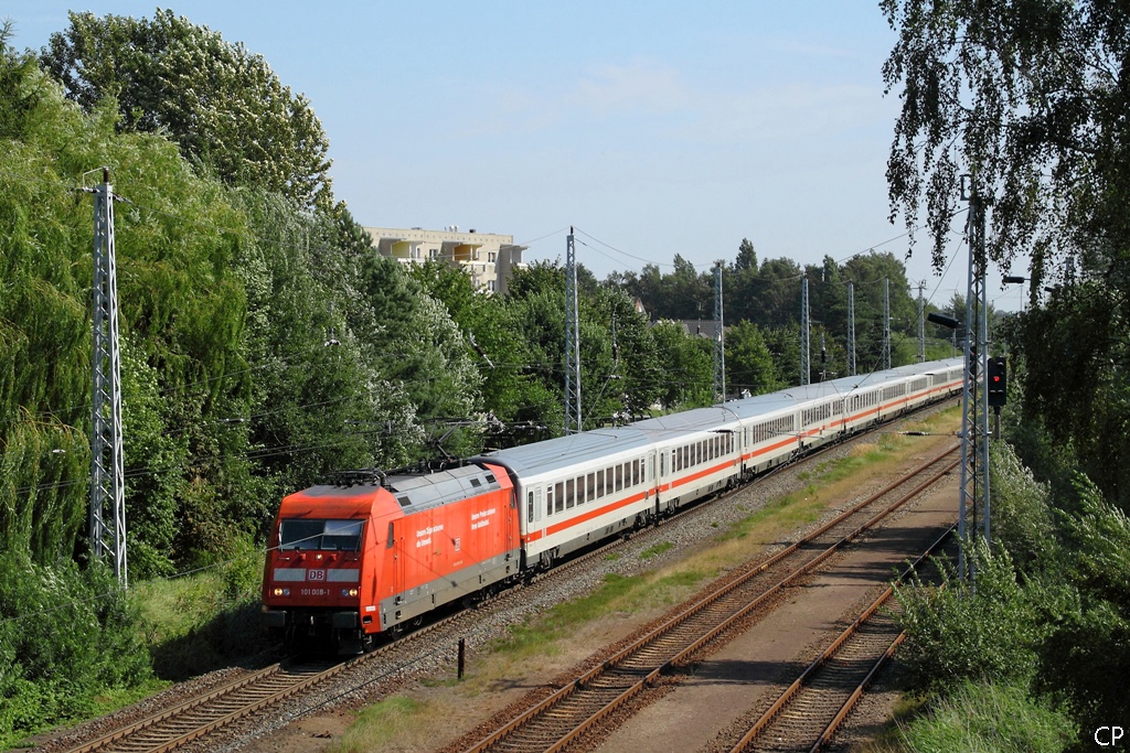 101 008-1 mit dem IC 2213 nach Stuttgart Hbf kurz vor Ribnitz-Damgarten West. (21.8.2010)