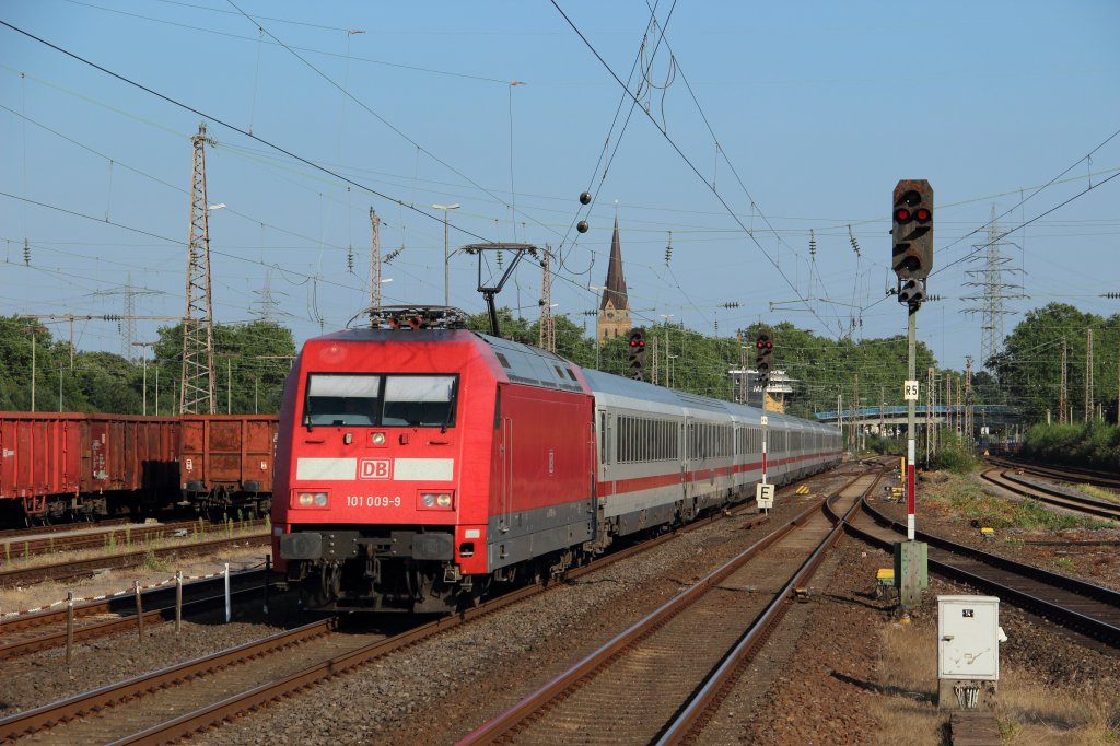 101 009-8 mit einem Intercity in Mlheim-Styrum am 11.08.2012