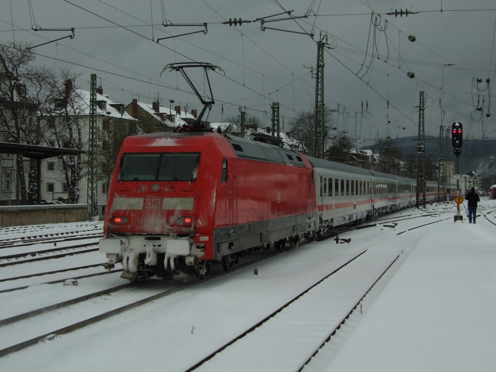 101 009-9 mit IC2005 Bodensee  nach Konstanz hat soeben Koblenz Hbf verlassen.8.1.2010