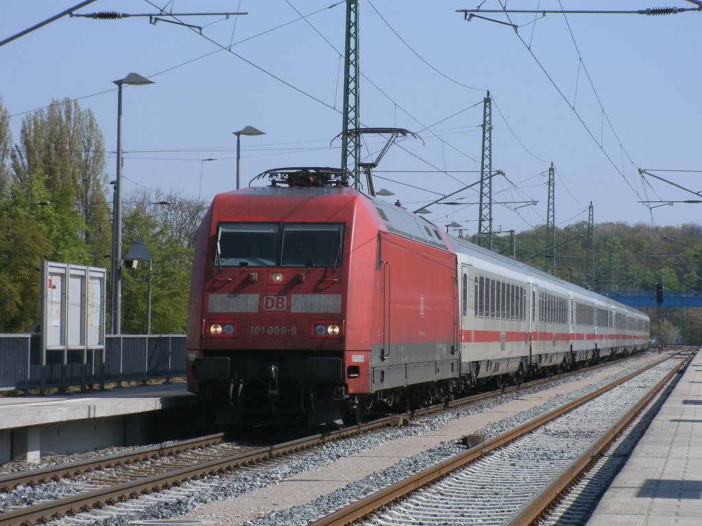 101 009 hatte,am 06.Mai 2011,mit dem IC 2213 von Binz-Stuttgart,Einfahrt in Bergen/R�gen.