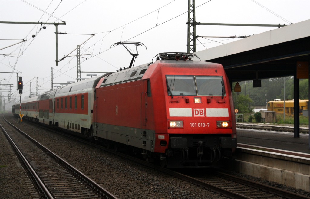 101 010-7 im diesigen Morgengrauen mit CNL 1246 Capella aus Mnchen bei der Einfahrt in Brandenburg an der Havel am 06.07.2012