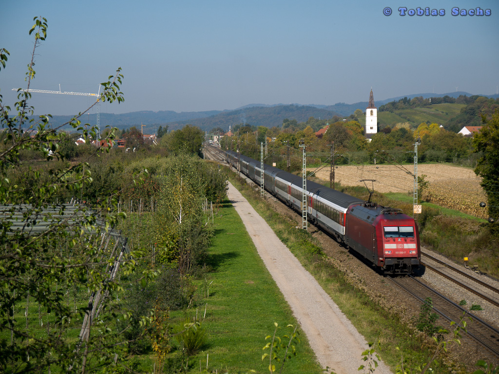 101 010 mit EC 101 (+5) nach Chur bei Denzlingen am 15.10.2011