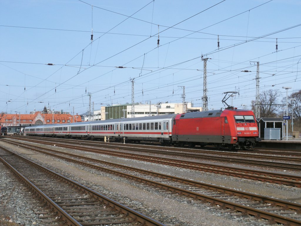 101 010 mit einem Ersatzzug am 01.April 2011 in Stralsund.