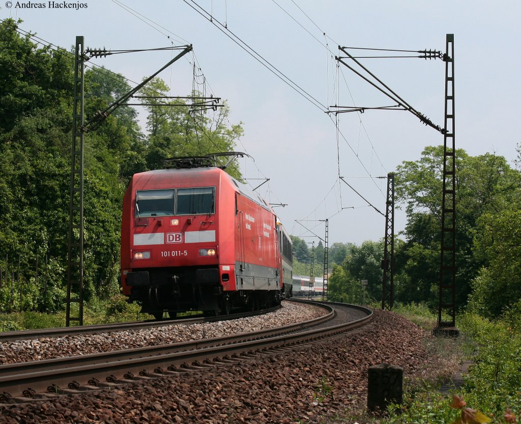 101 011-5 mit dem EC 100 (Chur-Hamburg-Altona) bei Istein 2.6.10
