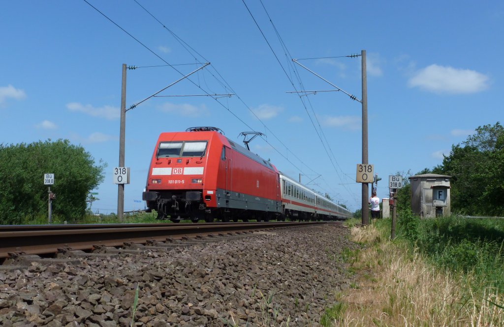 101 011-5 mit dem IC 132 (Norddeich Mole - Luxemburg) am 29.05.2012 sdlich von Leer.